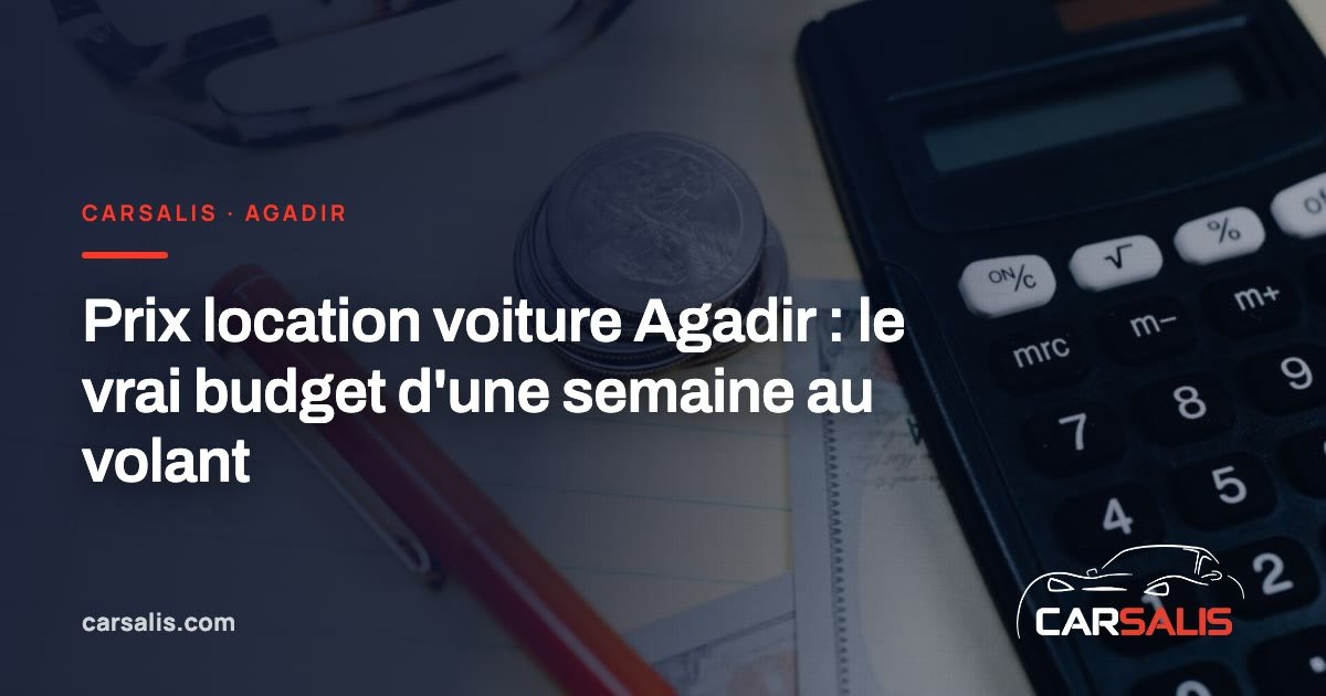 Calculatrice, stylo et pièces pour calculer un budget