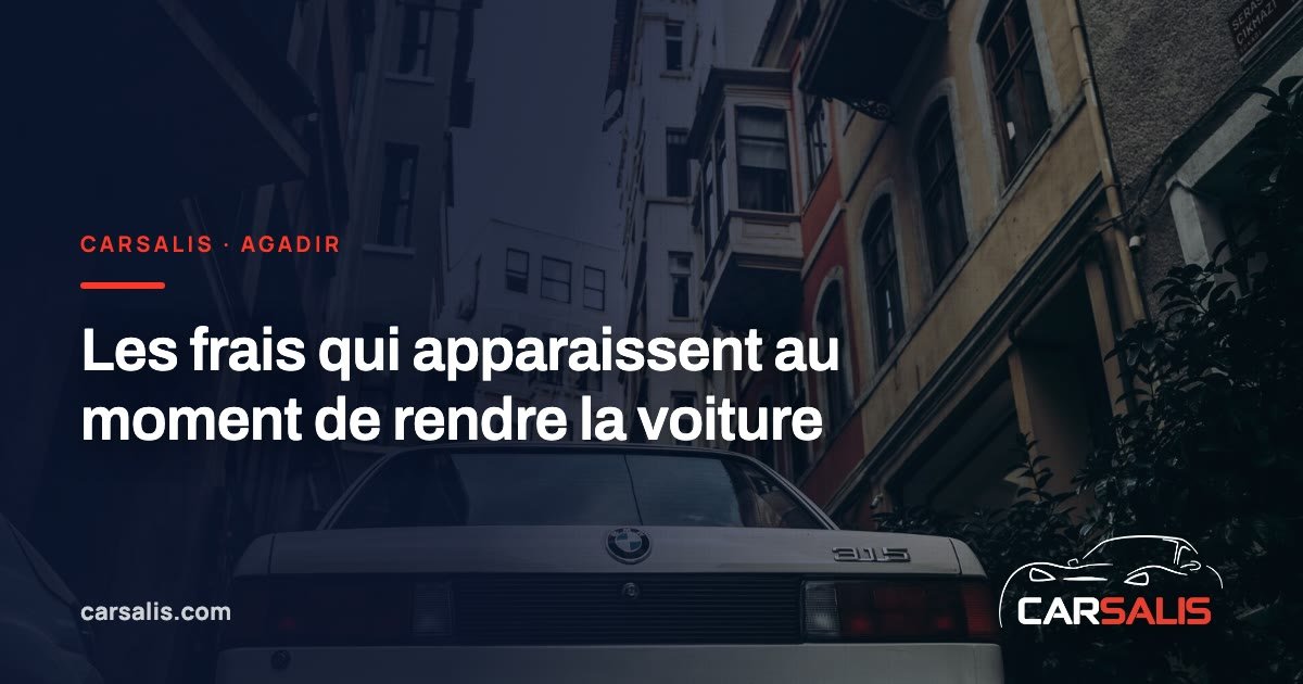 Voiture de location stationnée dans une rue au Maroc
