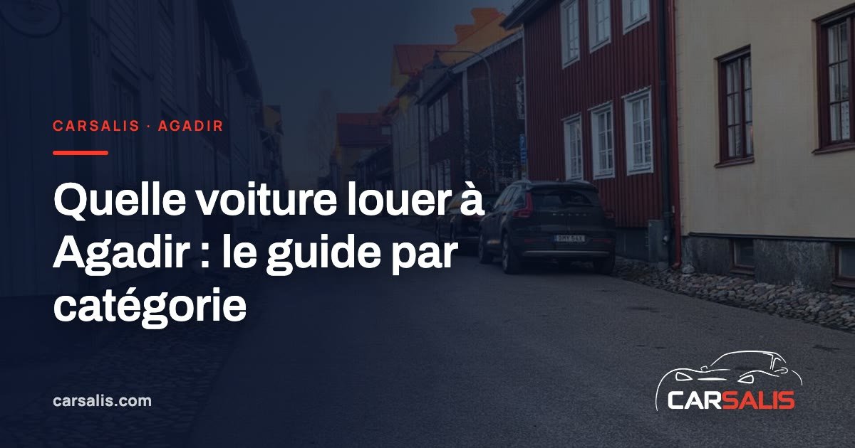 Voiture citadine garée dans une rue