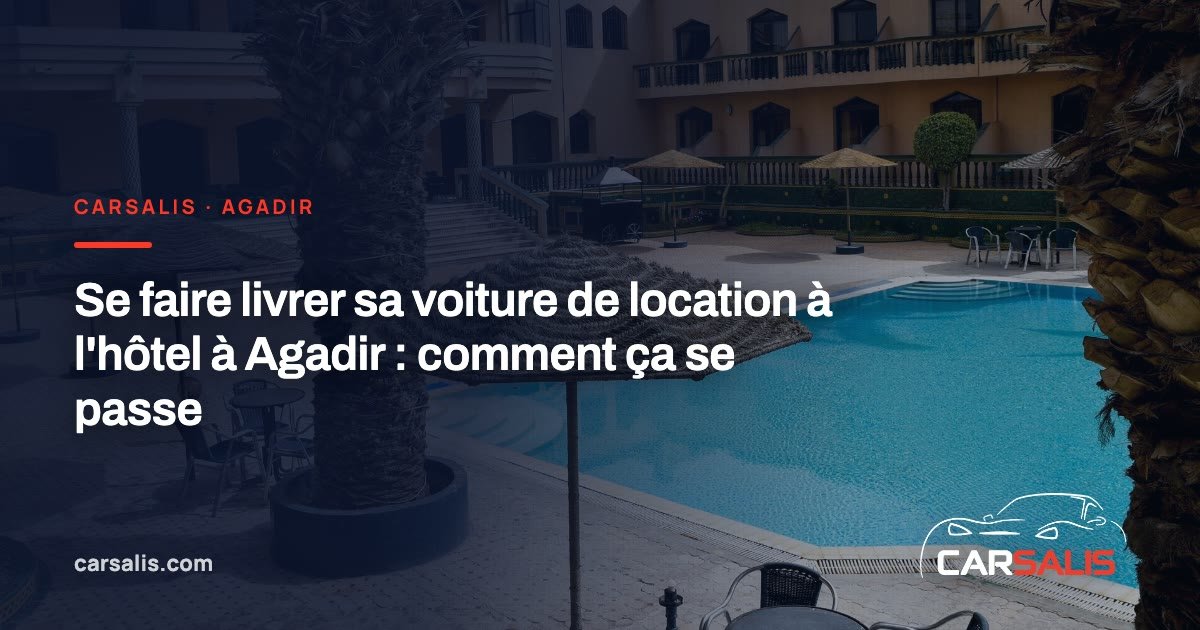 Voiture garée devant l'entrée d'un hôtel bordé de palmiers à Agadir