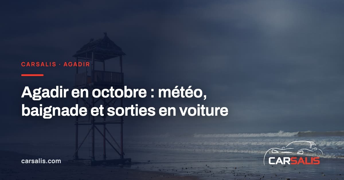 Plage d'Agadir ensoleillée avec des parasols fermés alignés sur le sable