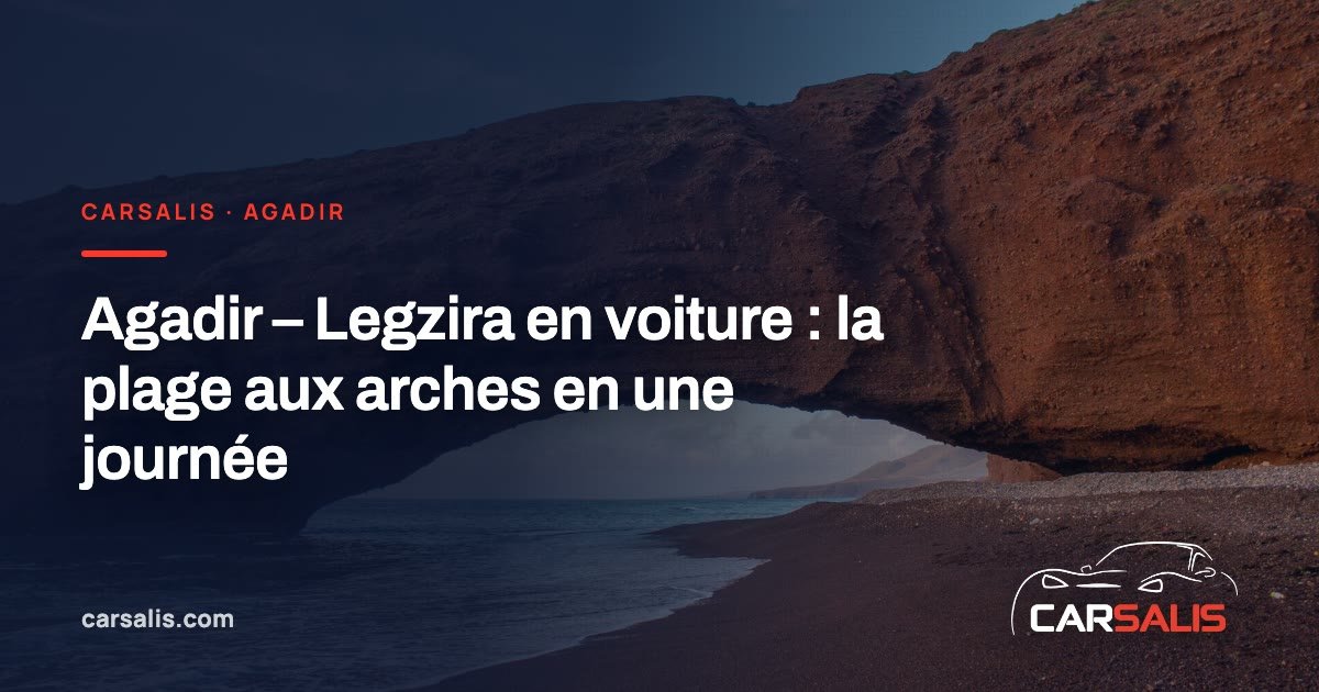 Arche de roche rouge sur la plage de Legzira à marée basse, falaises et océan Atlantique
