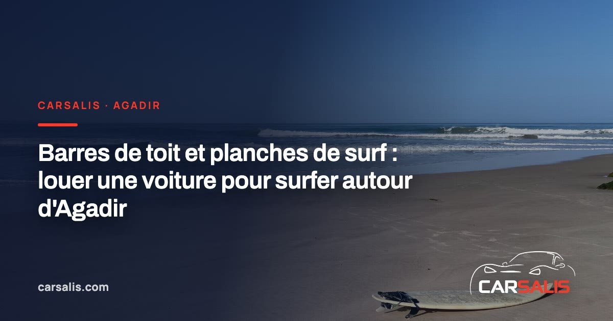 Planches de surf dans leur housse, sanglées sur les barres de toit d'une voiture garée face à l'océan