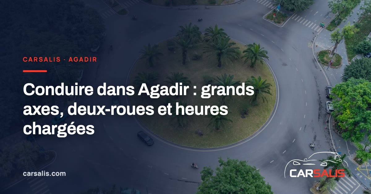 Avenue d'Agadir bordée de palmiers au crépuscule