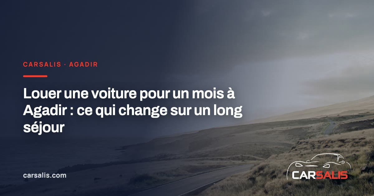 Voiture de location garée sur une route côtière près d'Agadir, face à l'océan