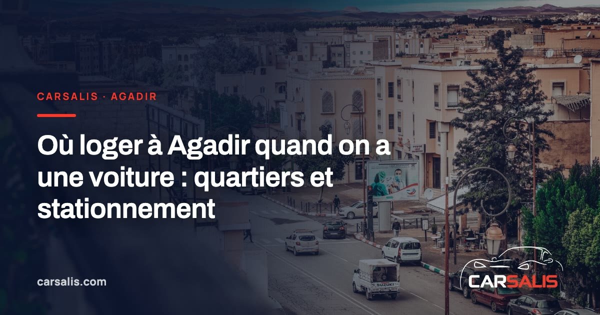 Vue en hauteur sur les immeubles blancs d'Agadir et la courbe de la baie