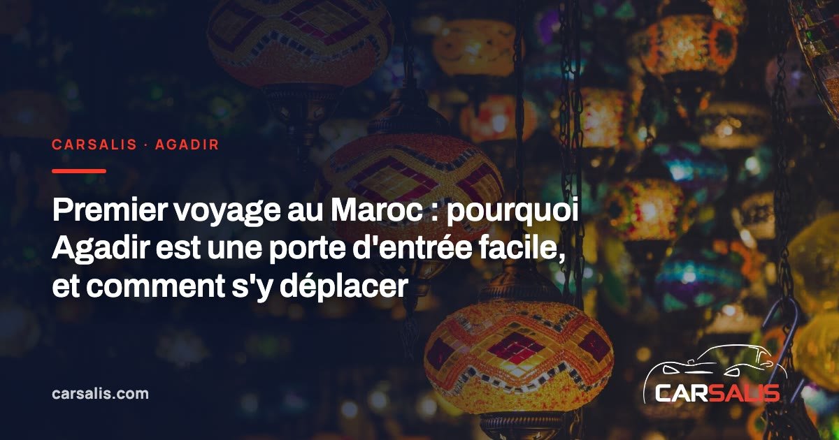 Hall d'arrivée lumineux d'un aéroport, palmiers visibles derrière les baies vitrées