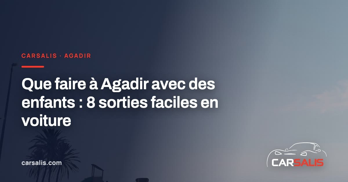 Aire de jeux vide face à la plage, sous des palmiers