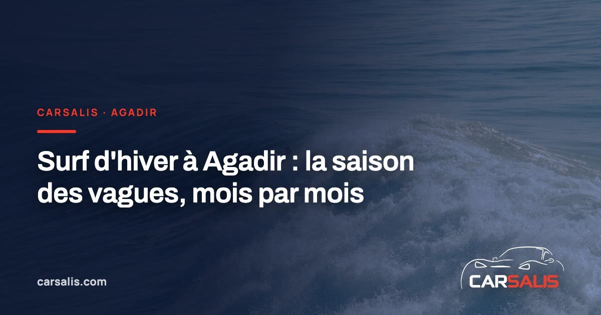 Vague qui déferle sur une pointe rocheuse au lever du soleil, sur la côte atlantique